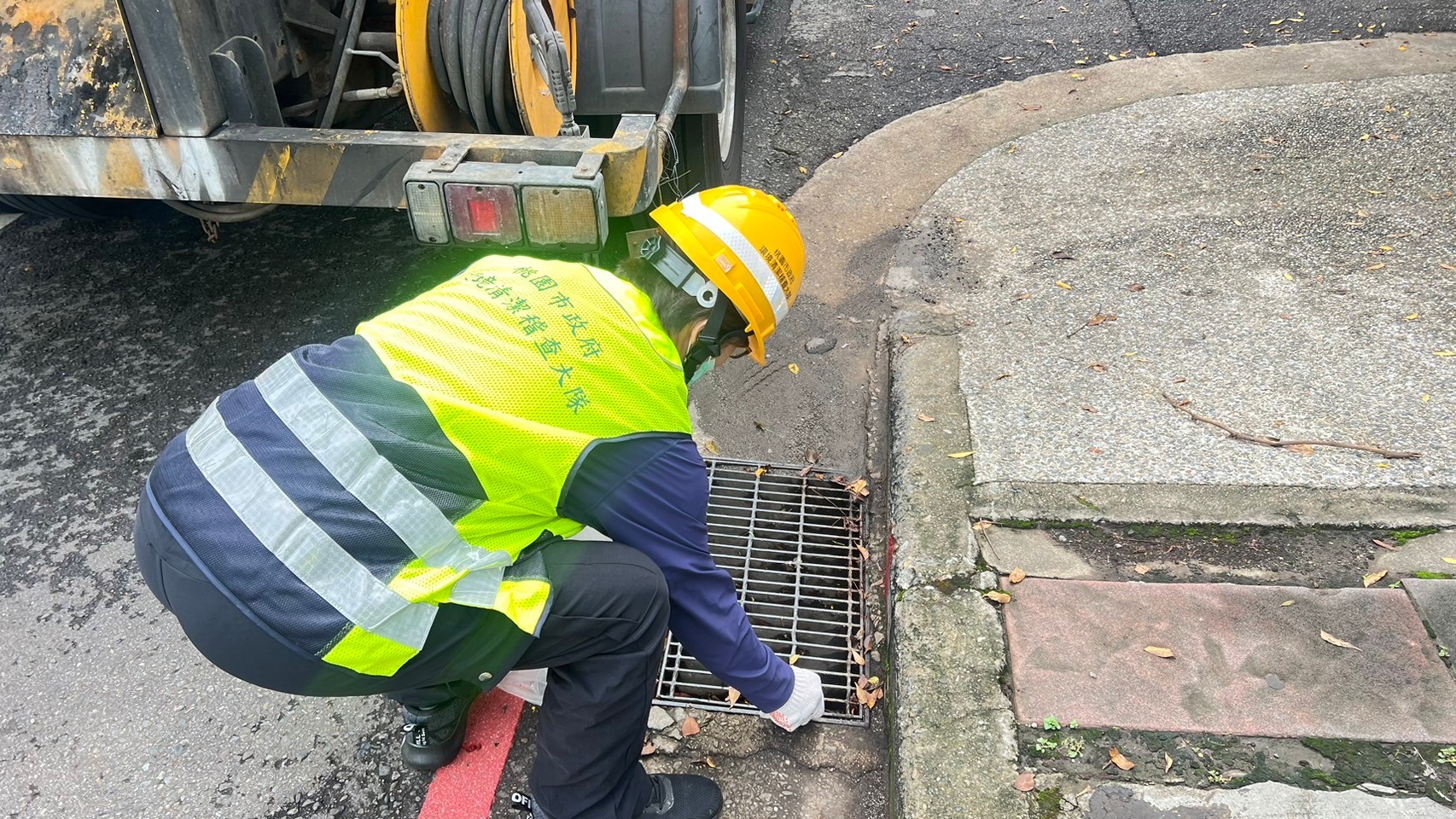 山陀兒颱風當前 環保局動員整備加強道路側溝清淤3.jpg